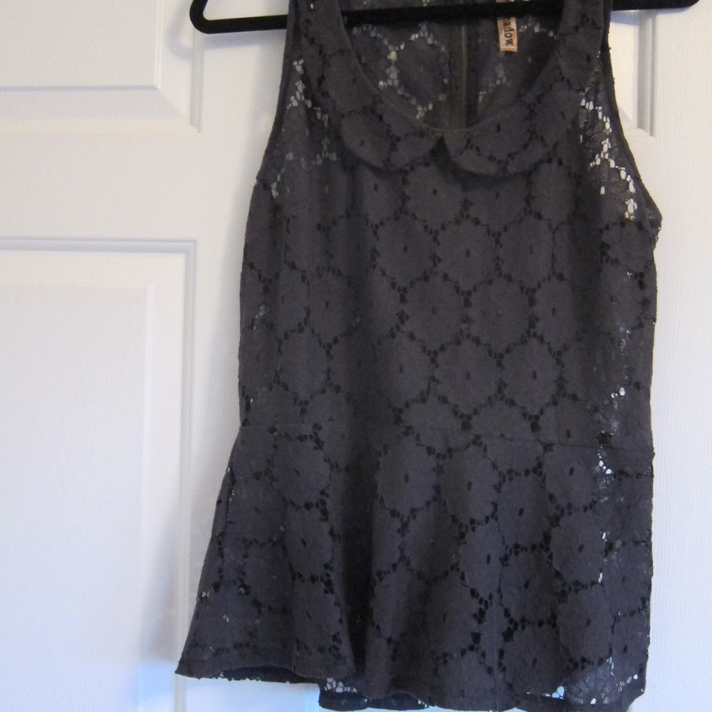 Fitted Lace Sleeveless Blouse with Small Flounce